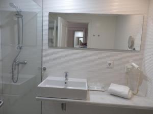 帕尔马海滩Oleander的一间带水槽、淋浴和镜子的浴室