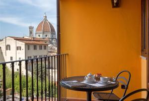 佛罗伦萨格拉齐亚尼宫住宿加早餐旅馆的市景阳台配有桌椅