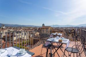 佛罗伦萨格拉齐亚尼宫住宿加早餐旅馆的设有带桌椅的市景阳台。