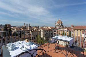 佛罗伦萨格拉齐亚尼宫住宿加早餐旅馆的市景阳台配有2张桌子和椅子