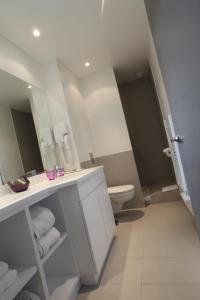 奥瑟戈尔202酒店的一间带水槽、卫生间和镜子的浴室