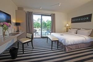 奥瑟戈尔202酒店的酒店客房带一张床、一张桌子和椅子