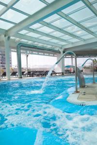 阿里卡Antay Hotel & Spa的一个带喷泉的游泳池