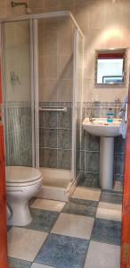 格伦贝赫Jacks' Coastguard Cottage Vacation home的带淋浴、卫生间和盥洗盆的浴室