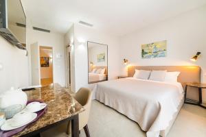 佩斯基耶拉德加达Garda Room的酒店客房配有一张床铺和一张桌子。