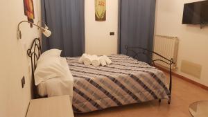 里奥马哲雷Vento di Grecale的一间卧室配有一张带两个枕头的床