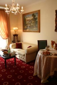 马尔萨拉帕里斯大酒店的客厅配有沙发和桌子