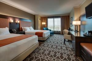 堪萨斯城阿格西赌场酒店及水疗中心的酒店客房配有两张床和一张书桌