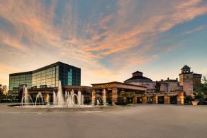 堪萨斯城阿格西赌场酒店及水疗中心的建筑物前方有喷泉的建筑物