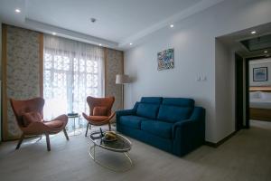 麦地那Le Bosphorus Hotel - Waqf Safi的客厅配有蓝色的沙发和椅子