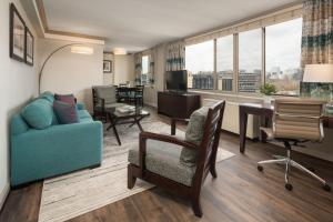华盛顿The River Inn的客厅配有沙发、椅子和书桌