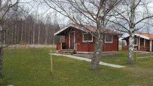 Skänninge格里朋伯格斯加兹布提克乡村民宿的田间中的一个红色小房子