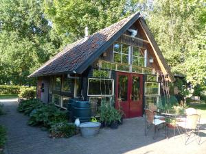 伊皮B&B Kupershof的一间设有红色门和庭院的小房子