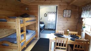 Skänninge格里朋伯格斯加兹布提克乡村民宿的带两张双层床的房间和用餐室