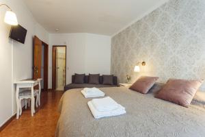 佩尼契YEY Atouguia da Baleia的一间卧室配有一张大床和毛巾