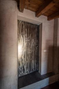 布雷西亚SPIRIT of the MOON的一间房间一侧涂有涂鸦的金属墙