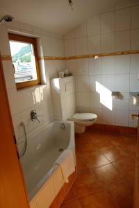 基茨比厄尔加姆斯霍夫酒店的带浴缸、卫生间和窗户的浴室