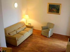梅纳Brand new and elegant residence on Lake Maggiore的客厅配有沙发和椅子