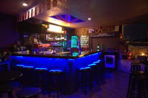 LeggettRedwoods River Resort & Campground的酒吧里设有蓝光灯,酒吧里设有凳子
