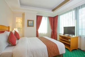 香港华大盛品酒店的配有一张床和一台平面电视的酒店客房