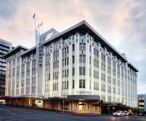 奥克兰Heritage Auckland, A Heritage Hotel的街道拐角处的白色大建筑