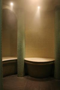锡拉库扎多莫斯马里阿贝尼西尔酒店的设有带浴缸和淋浴的浴室。