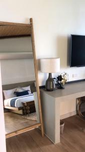爱妮岛Maremegmeg Beach Club的一间卧室配有一张双层床和一张带镜子的书桌