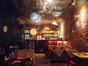 台南GOIN Old House & Bar的一间砖墙餐厅和一间酒吧