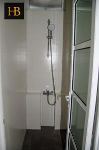 昆达桑H Benjamin Residence的带淋浴的浴室,带玻璃门