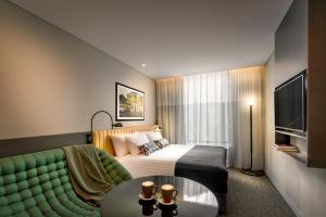 悉尼Veriu Green Square的酒店客房,配有床和沙发