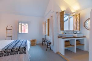 尼斯Ze Perfect Place - Vieux Nice - Exceptionnel Appartement - Calme et Terrasse avec vues的一间卧室配有床、水槽和镜子