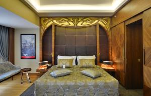 安卡拉安卡拉华威酒店的一间卧室配有一张大床和大床头板