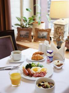 圣彼得堡加露诺维酒店的餐桌,早餐盘和咖啡盘