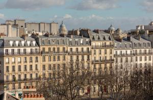巴黎雄狮酒店的城市中一群大型建筑