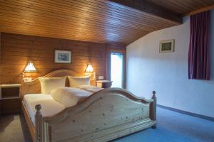 瑟弗浩斯Apart EVA的一间卧室设有一张带木制天花板的大床