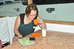 蒂鲁奇奇拉帕利Hotel Susee Park的坐在桌子旁的女人,喝杯牛奶