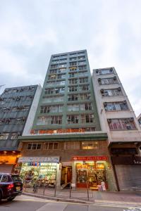 香港灏美公寓的前面有一间商店的高楼