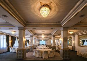 突尼斯马杰斯酒店的一个带桌子和吊灯的宴会厅