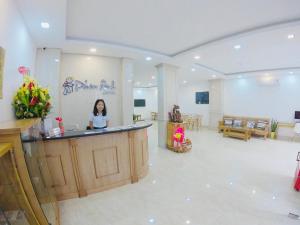 胡志明市Phan Anh Hotel - Bui Vien Walking Street的站在沙龙柜台的女人