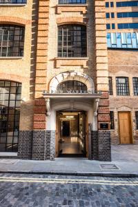 伦敦河岸本地公寓的一座大型砖砌建筑,设有走廊入口