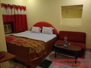BarddhamānNataraj Hotel and Boarding的酒店客房,配有床和沙发