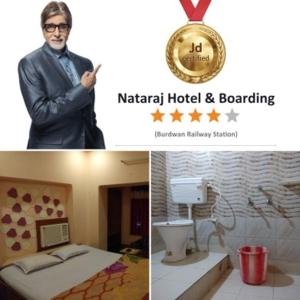 BarddhamānNataraj Hotel and Boarding的站在带床和浴室的房间的人