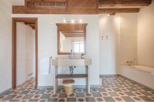 塞尔瓦Sa Bisbal - Turismo de interior的一间带水槽和镜子的浴室