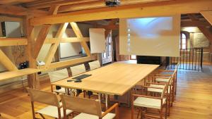 贝岑施泰因Schlosshotel Betzenstein的用餐室配有大型木桌和椅子