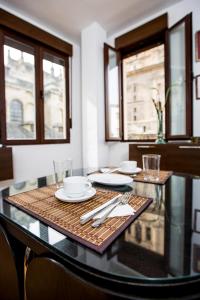 格拉纳达卡萨德拉龙佳公寓的餐桌,上面有盘子和餐具