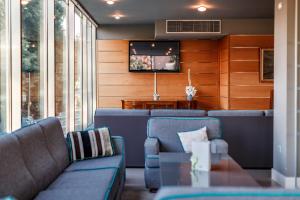 托尔博莱卡拉威百克酒店的带沙发的客厅和墙上的电视