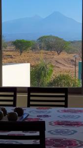科利马Suites Lagunas的一间设有桌子并享有田野景色的用餐室