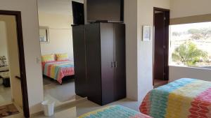 科利马Suites Lagunas的一间卧室设有大柜子和一张床