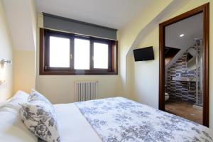 巴约讷马尔克斯酒店的一间卧室设有床、窗户和楼梯