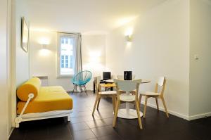 巴约讷塔普昂斯丹斯堡酒店的配有桌椅和床的房间